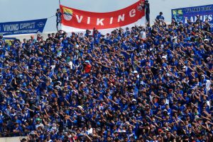 Ribuan suporter memberikan dukungan kepada tim Persib Bandung ketika menghadapi tim New Radiant SC pada laga perdana babak penyisihan Grup H Piala AFC 2015 di Stadion Si Jalak Harupat Soreang, Bandung, Jabar, Rabu (25/2). Tim tuan rumah Persib Bandung berhasil mengalahkan tim tamu New Radiant dengan skor akhir 4-1. ANTARA FOTO/Fahrul Jayadiputra/ss/mes/15